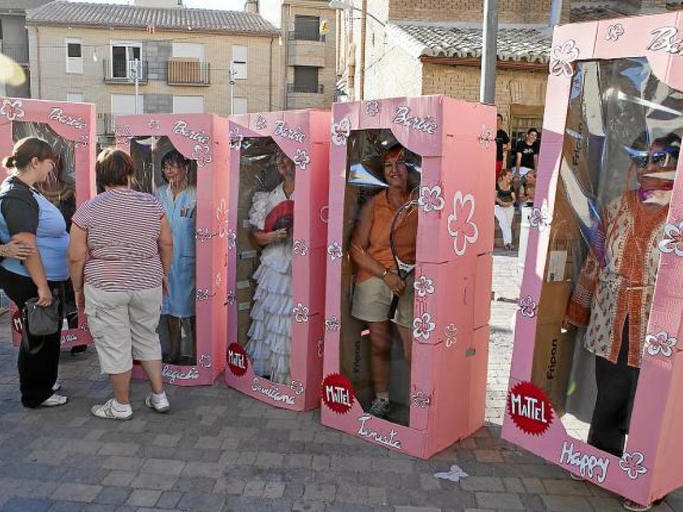 Uno de los trajes que más llamó la atención fue este kit de muñecas Barbie de carne y hueso.