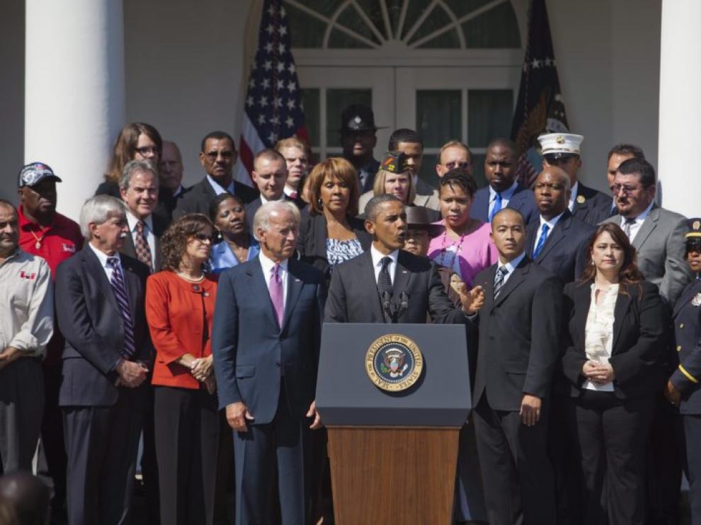 Obama y su equipo anunciando su Plan de Empleo.