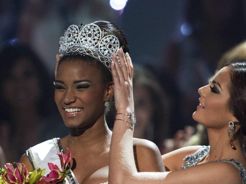 La representante de Angola, Leila Lopes, coronada como Miss Universo 2011