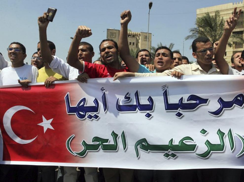 Manifestantes con una pancarta que dice en árabe "Bienvenido líder libre", para saludar al primer ministro turco en El Cairo