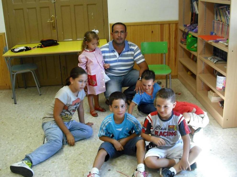 Joaquín Monesma, consejero comarcal de Juventud y Deporte, junto a algunos de los usuarios del servicio en la localidad de Frula.