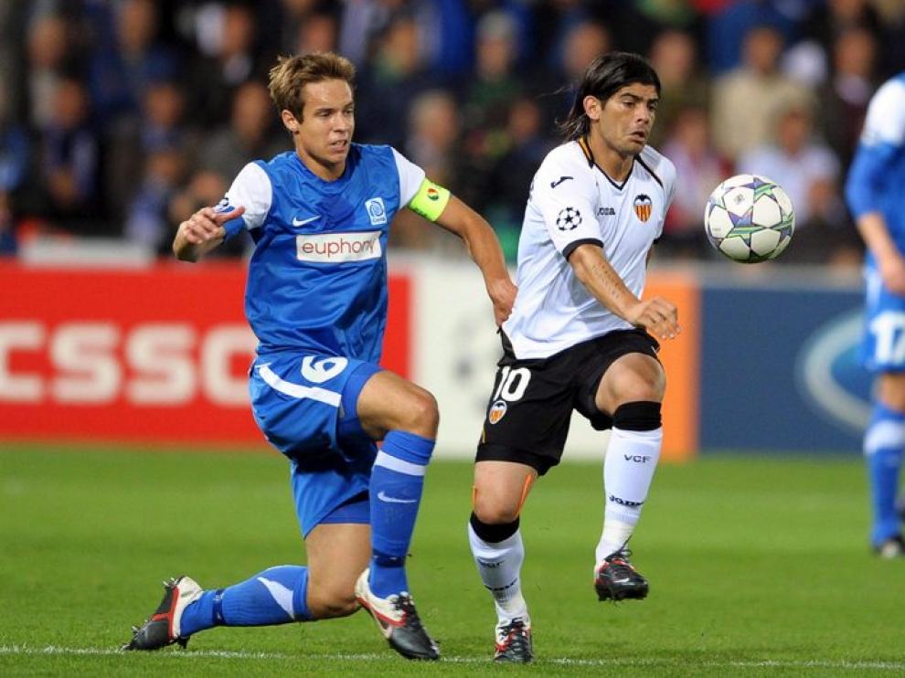 Banega, durante el encuentro ante el Gent.
