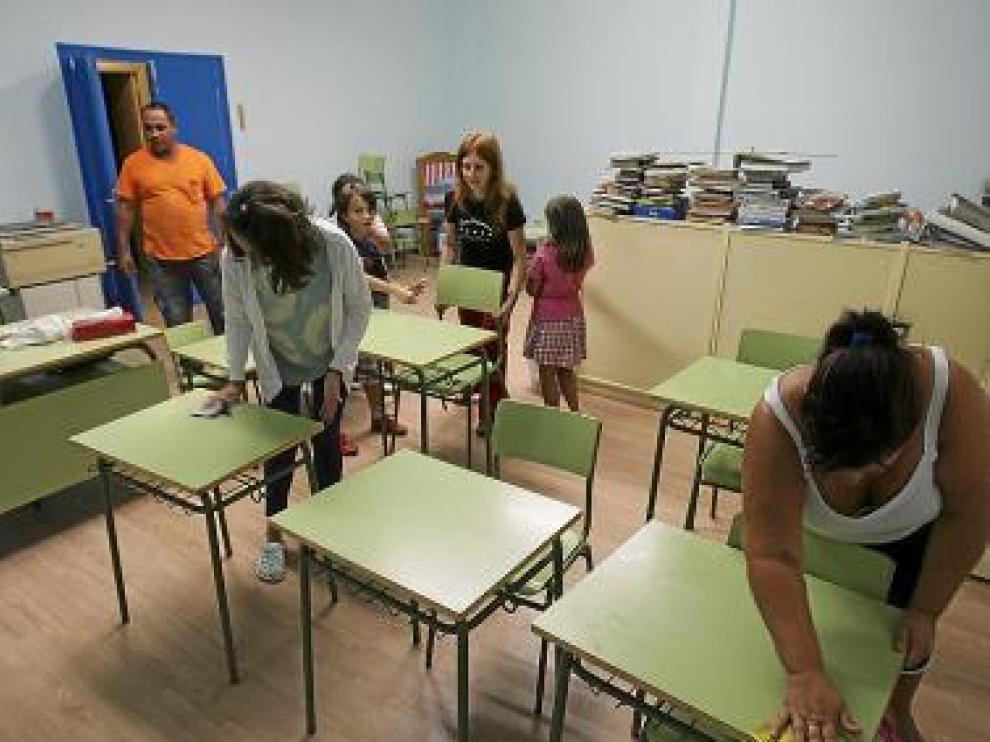 Madres y padres de Fañanás adecuaron el nuevo colegio.