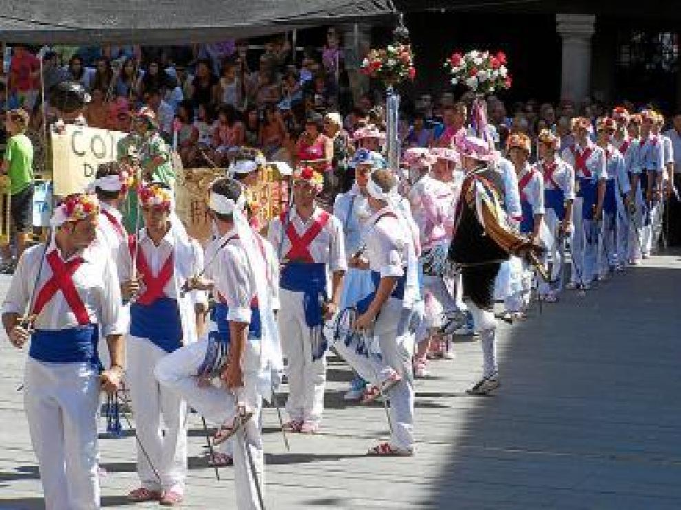 Los danzantes conquistaron al público, ayer en la plaza Mayor.