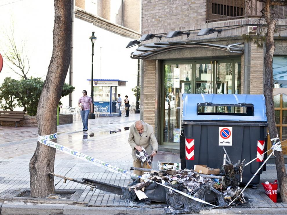 Contenedor quemado en el paseo de María Agustín