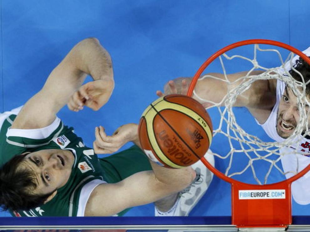 Pau Gasol y Lorbik durante el partido