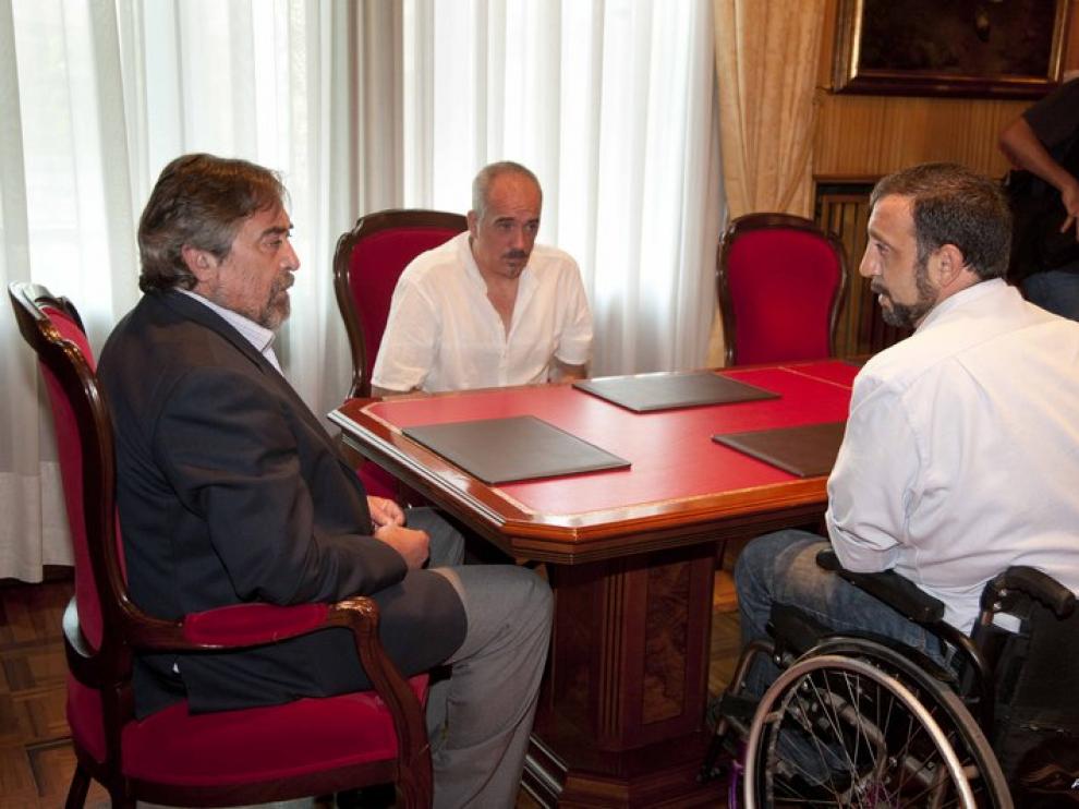 El alcalde con los representantes de Interpeñas