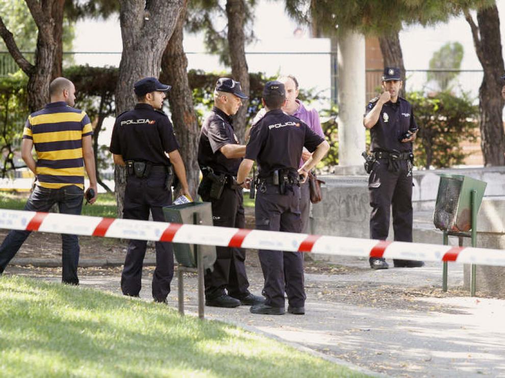 Varios agentes vigilan la zona donde han resultado heridos sus compañeros