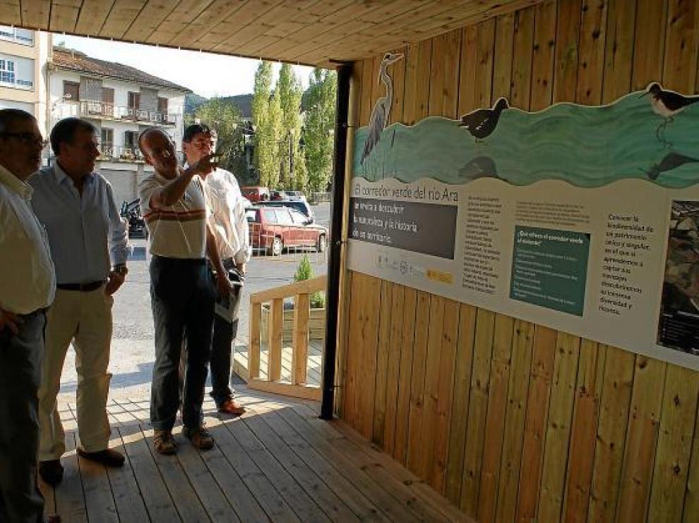 El corredor cuenta con paneles informativos que informan de la biodiversidad de este cauce virgen.