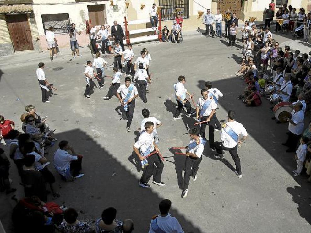 Los dos grupos de danzantes bailando Los Arcos, ayer, en la placeta de la Violeta.