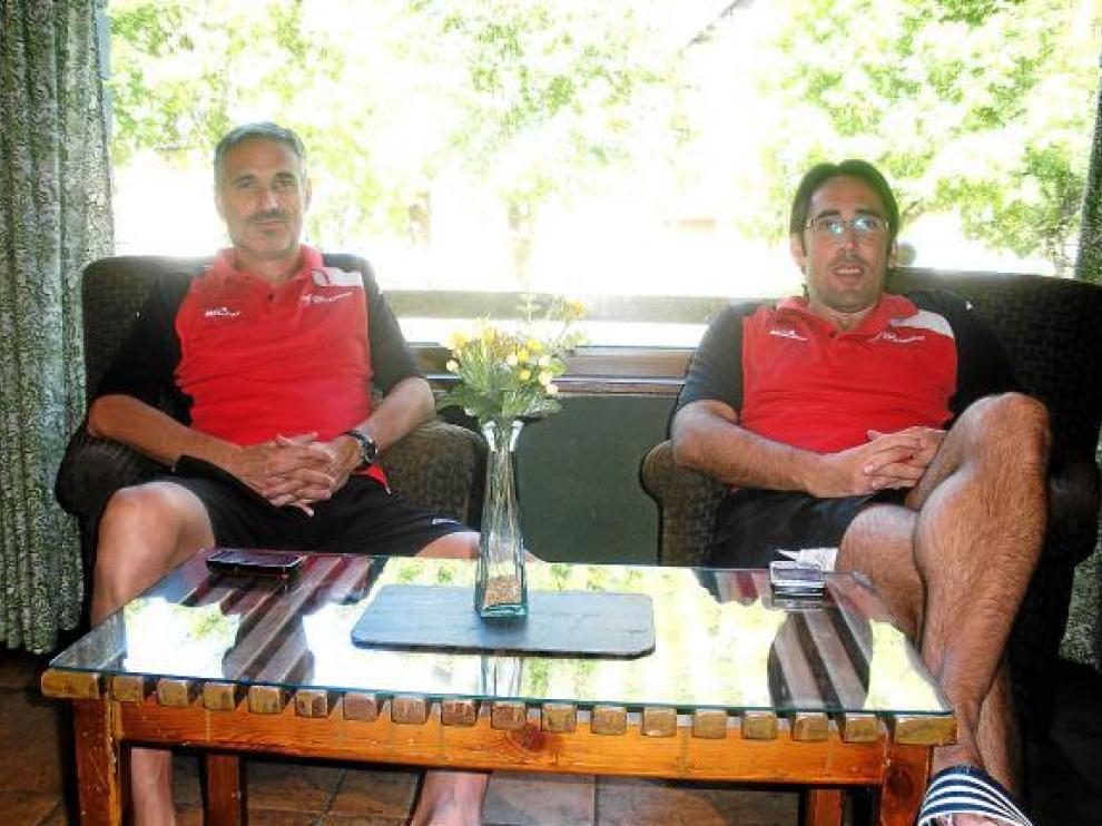 José Luís Abós y Willy Villar, en la concentración del CAI Zaragoza en Viella.