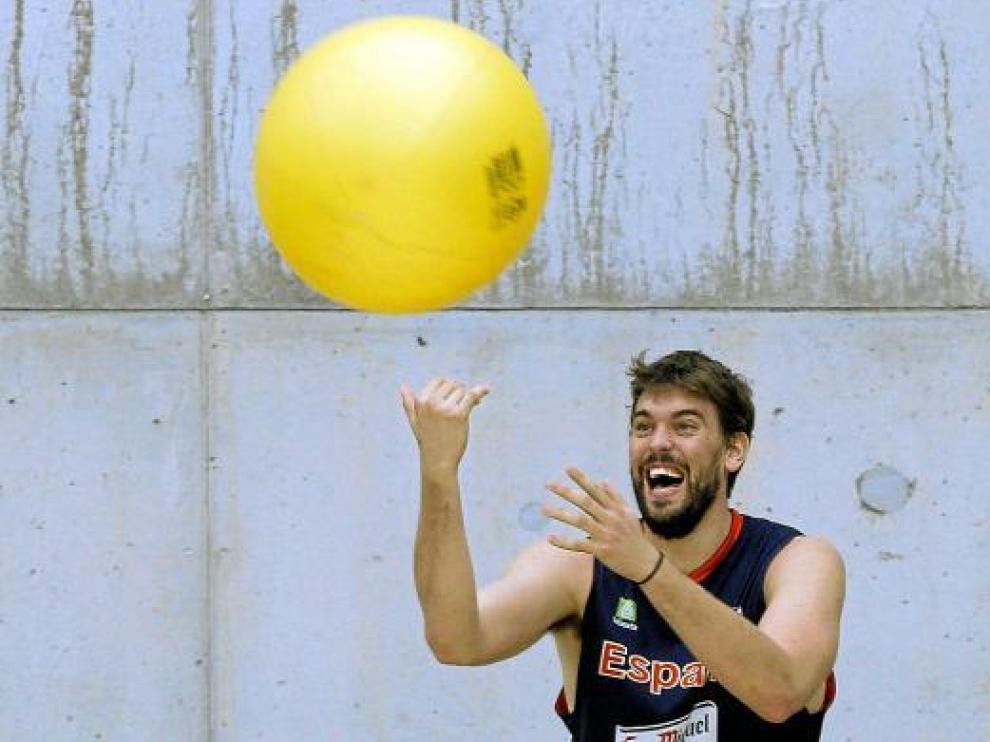 Marc Gasol se divierte con una pelota, durante el entrenamiento de ayer.