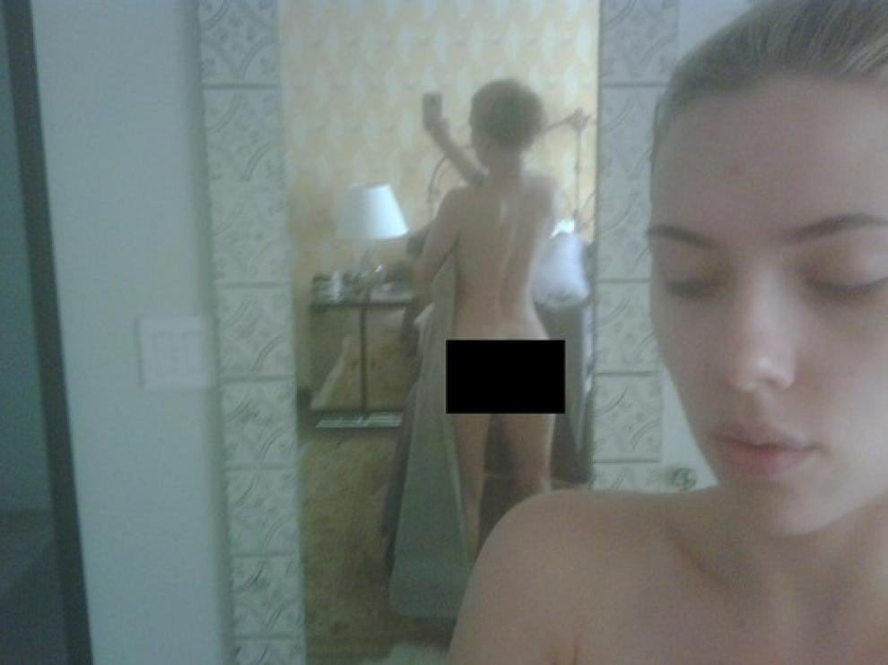 Una de las fotos de Scarlett desnuda