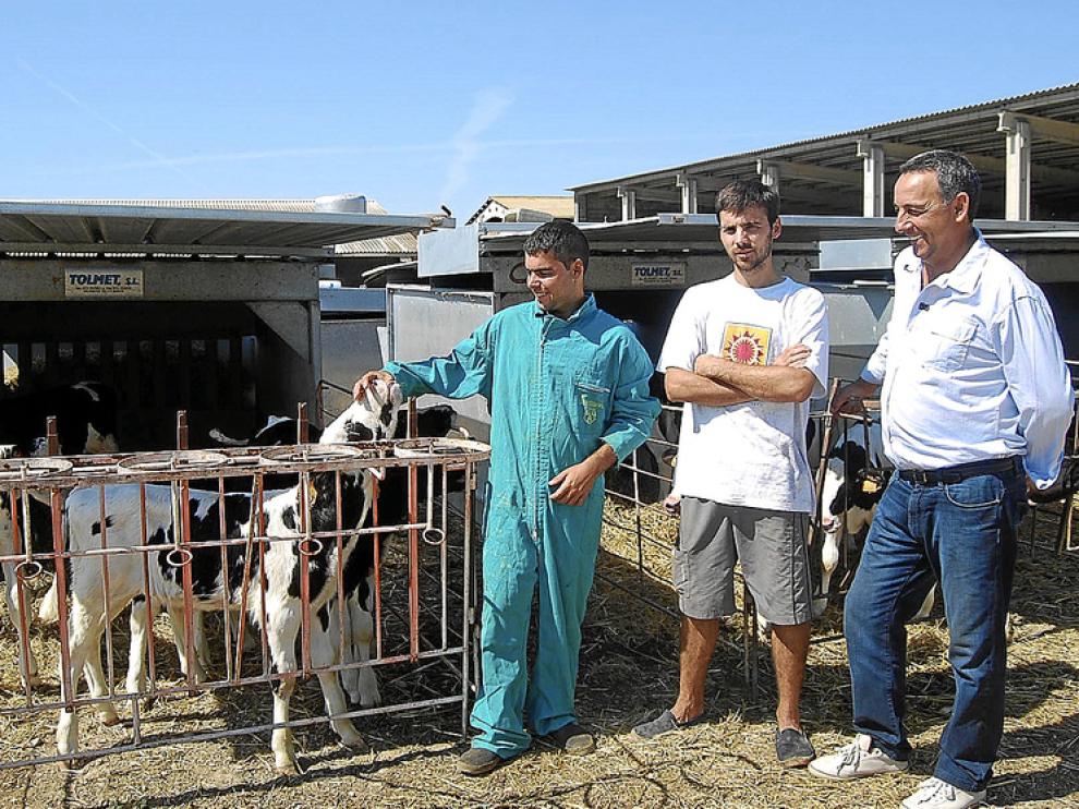 Pablo Canales, junto a sus hijos Pablo y Víctor, en su explotación familiar de Cofita.
