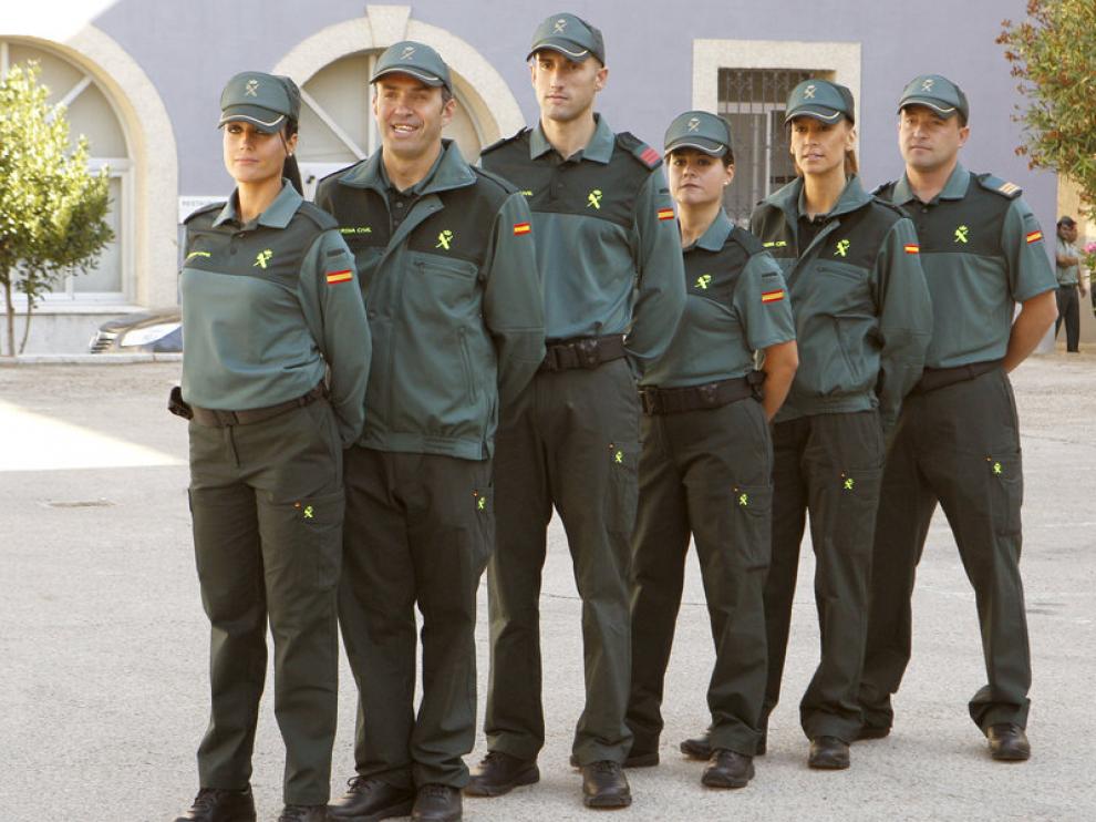 Agentes de la Guardia Civil, con los nuevos uniformes del cuerpo