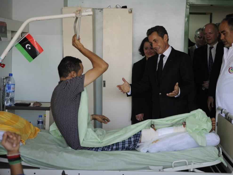 Sarkozy, en un centro médico de Trípoli
