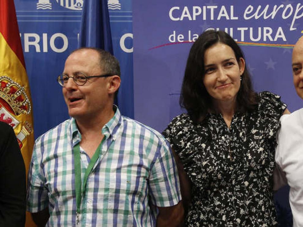 El alcalde de San Sebastián, Izagirre posa con la ministra de Cultura, Sinde, el día de la elección.