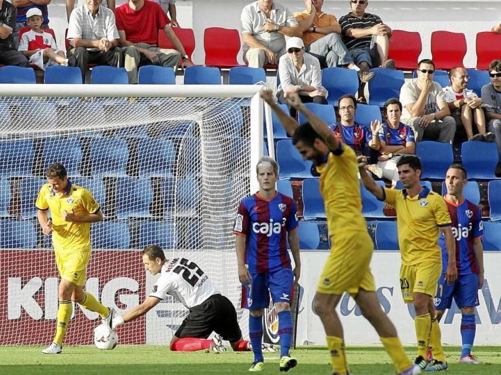 Imagen de uno de los goles del Alcorcón en la victoria por 0-3 del conjunto madrileño en El Alcoraz.