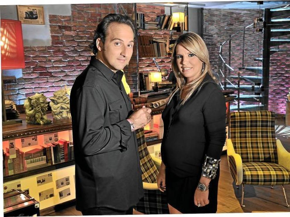 El presentador de 'Cuarto milenio', Iker Jiménez, junto a Carmen Porter.