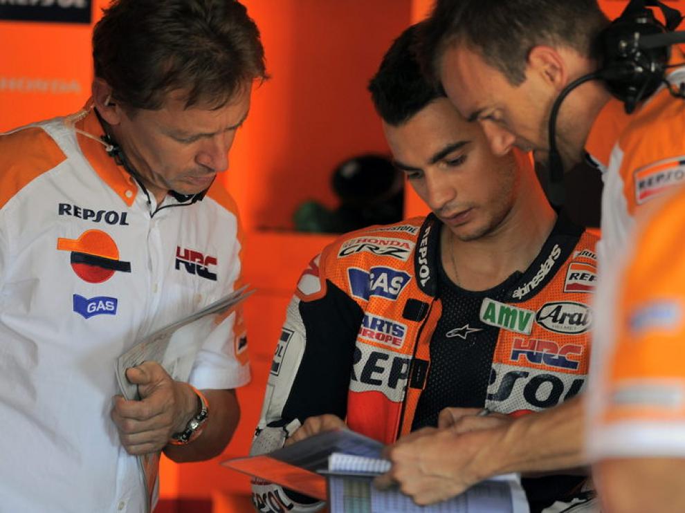 Pedrosa charla con sus técnicos