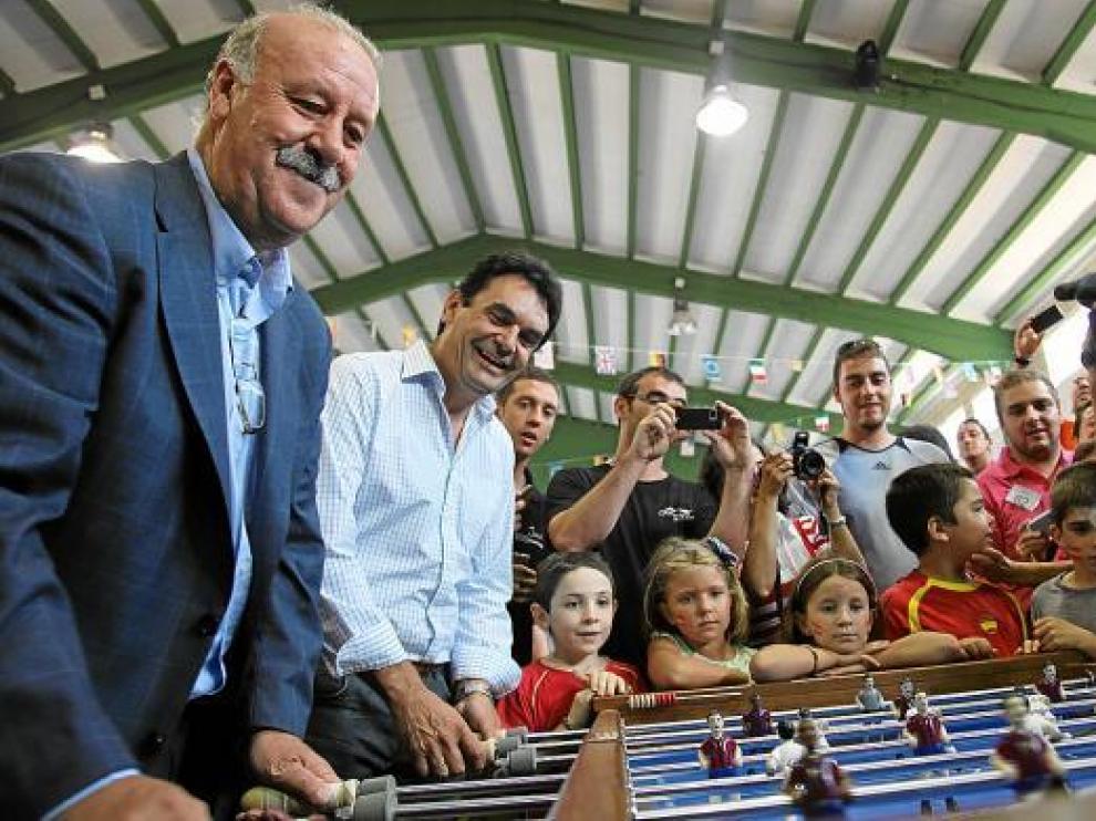 La presencia de Del Bosque causó gran expectación entre niños y mayores.
