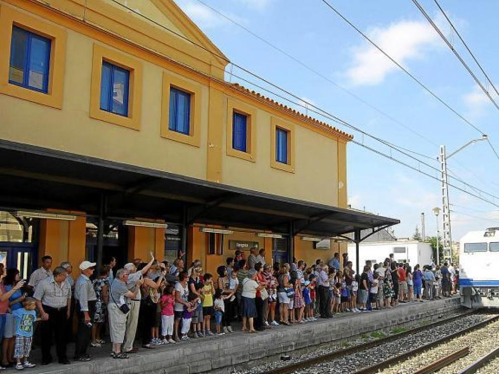 Numerosos vecinos de Monzón y otras localidades cercanas recibieron al Tren Azul en la estación de Monzón Río Cinca.