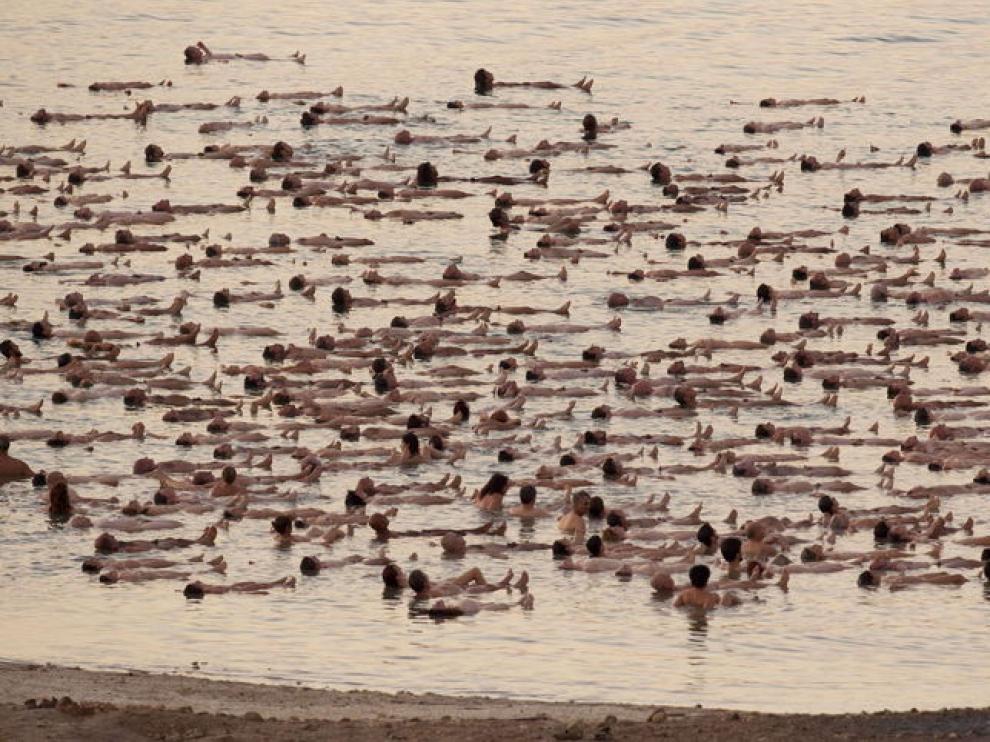 Sesión de fotos de Tunick en el Mar Muerto