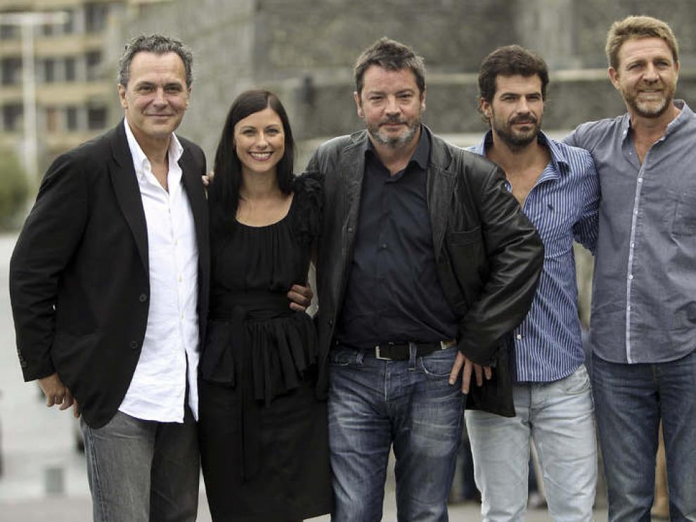 El director y los actores de 'No habrá paz para los malvados'