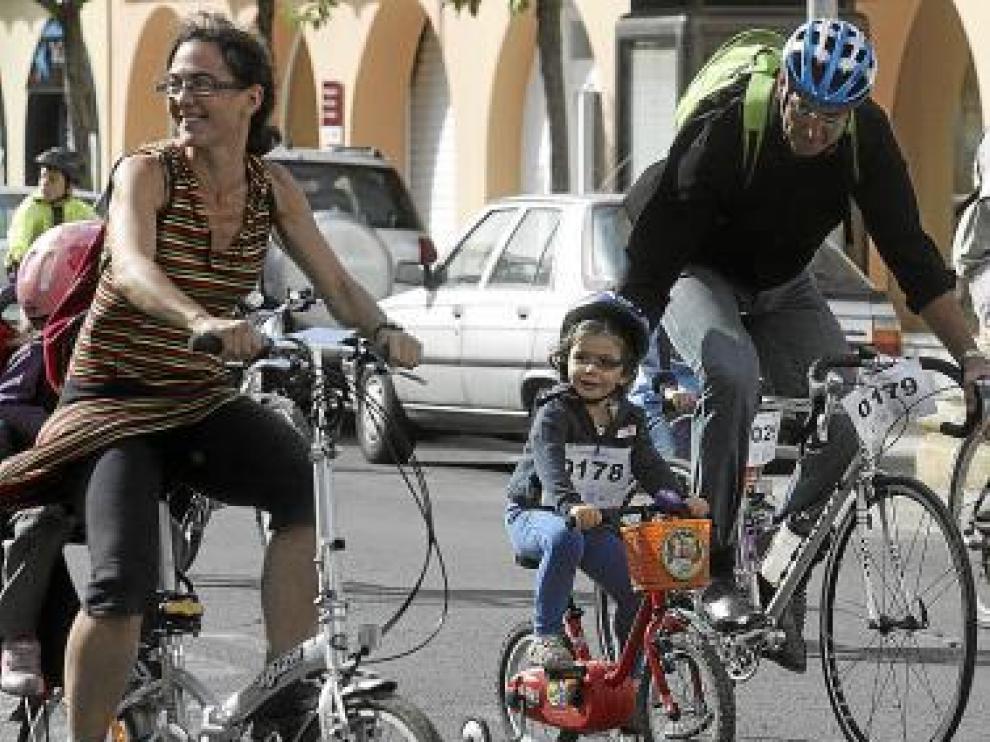 Los más pequeños necesitaron alguna ayuda para vencer el viento.