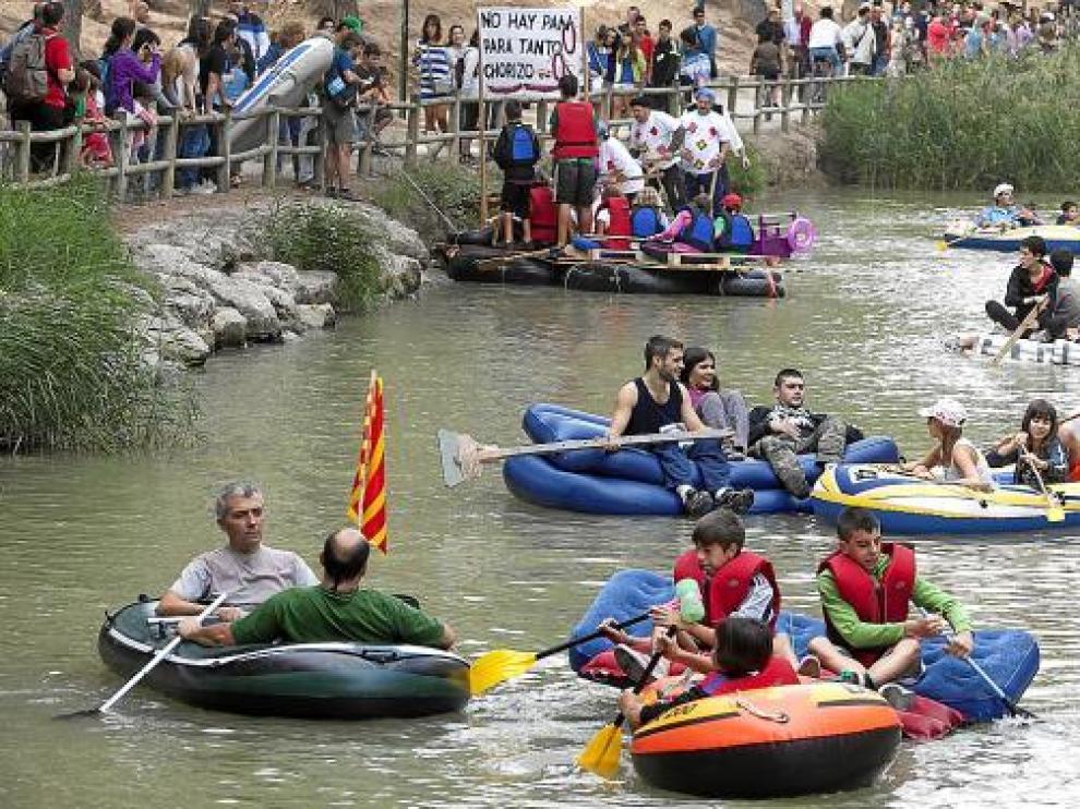 En la cita de ayer coincidieron lanchas que denunciaban la situación política actual con otras que vivían el lado festivo de la jornada.