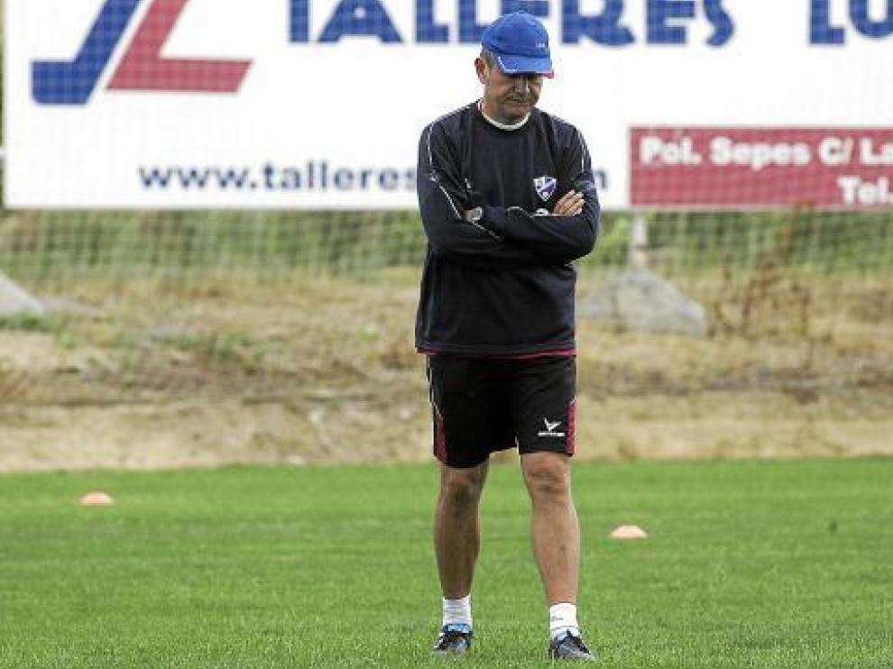 Ángel Royo, meditabundo, durante el entrenamiento de ayer en el Montearagón.