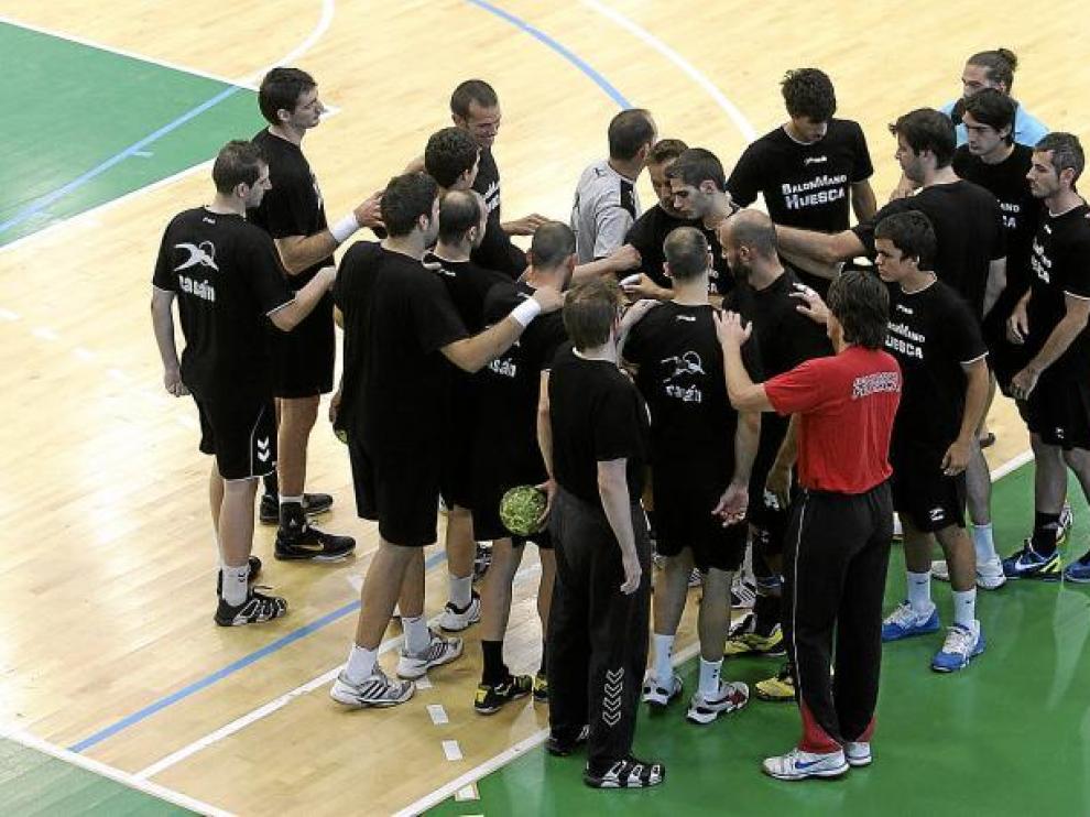 La plantilla del Balonmano Huesca, durante el entrenamiento de ayer por la tarde.