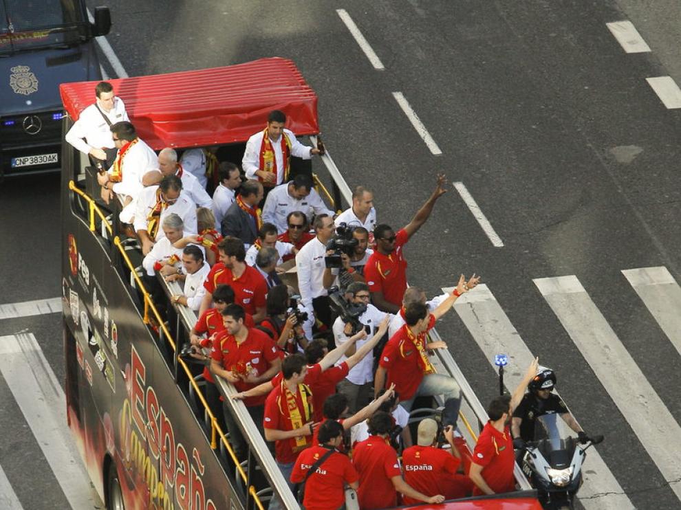 La selección española de baloncesto recorre las calles de Madrid