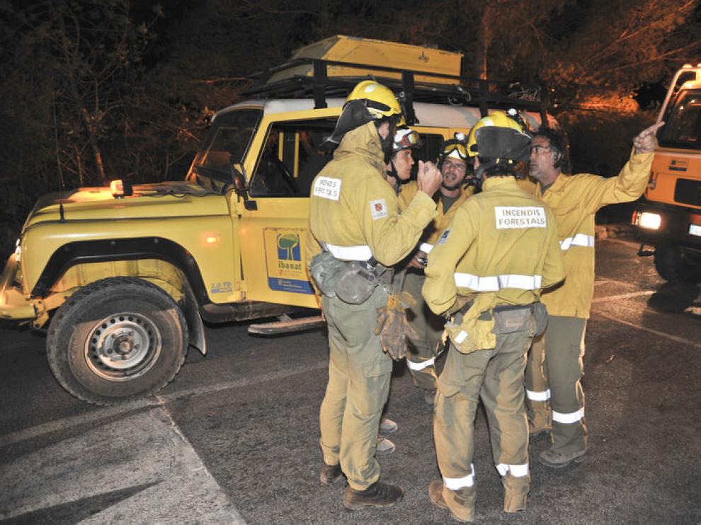 Miembros del Instituto Balear de la Naturaleza (Ibanat) durante el desalojo de la zona de Roca Llisa