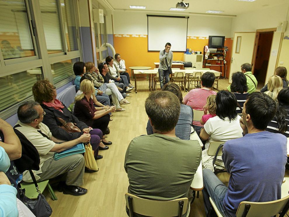 El colegio Sancho Ramírez convocó ayer una asamblea para informar a los padres de la nueva situación.