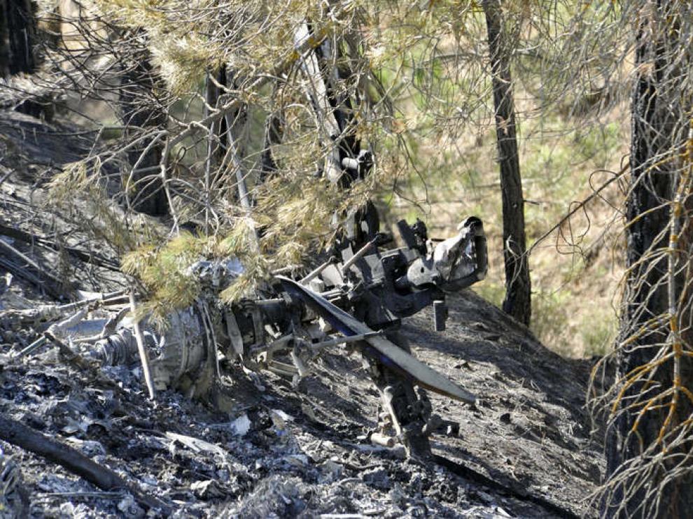 Restos del helicóptero siniestrado en Granada