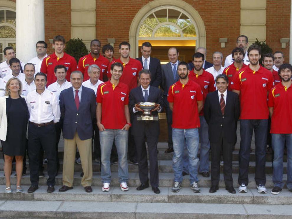 Zapatero, con la copa de campeones