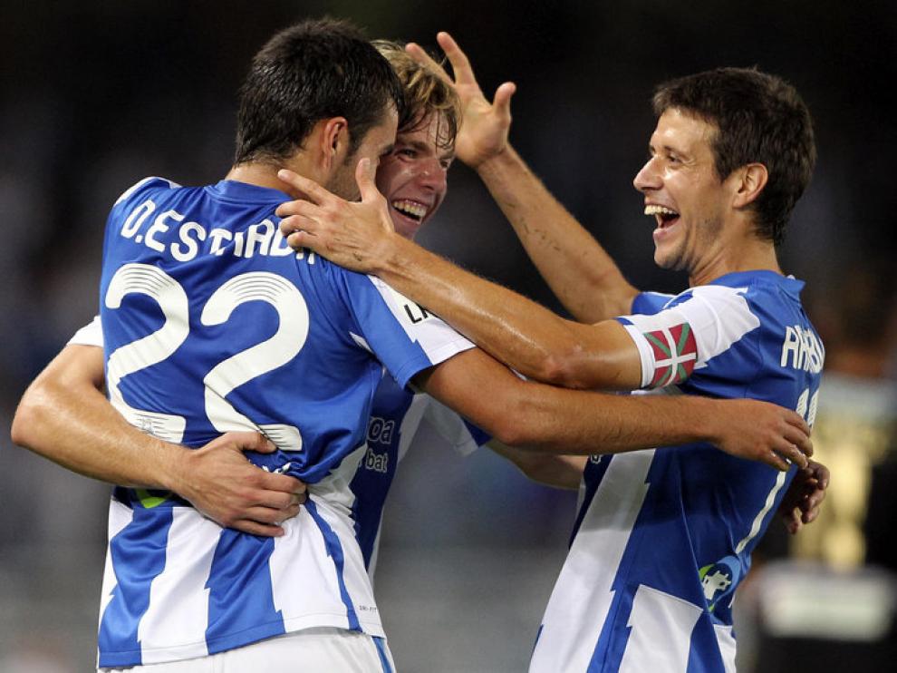 Estrada celebra el gol junto a sus compañeros