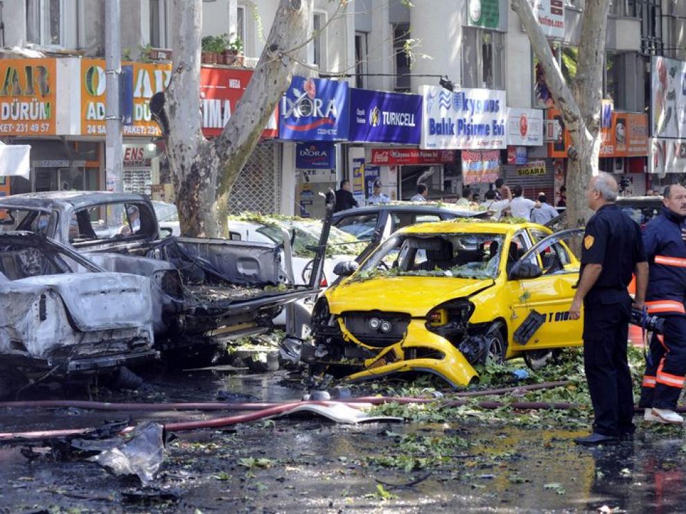 Bomberos y miembros de la policía trabajan en el céntrico barrio Kizilay de Ankara