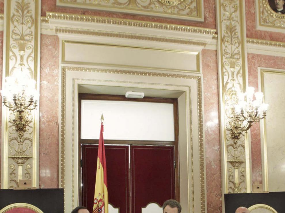 Zapatero, junto a Bono y Rojo, en el homenaje a Azaña y Suárez