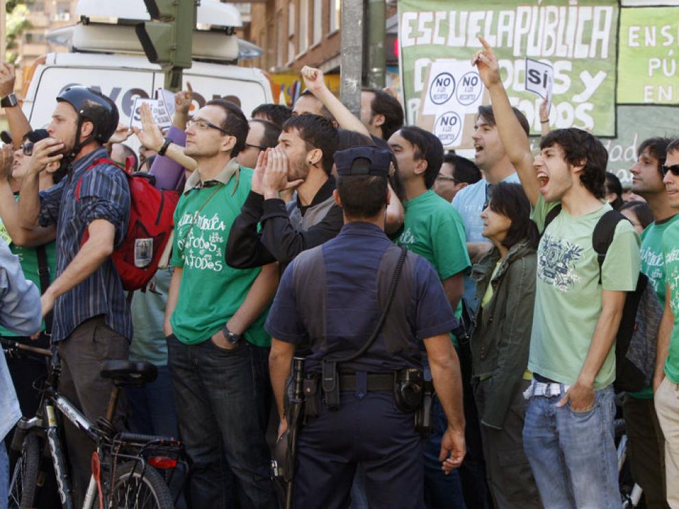 Centenares de profesores se han manifestado a las puertas del centro educativo