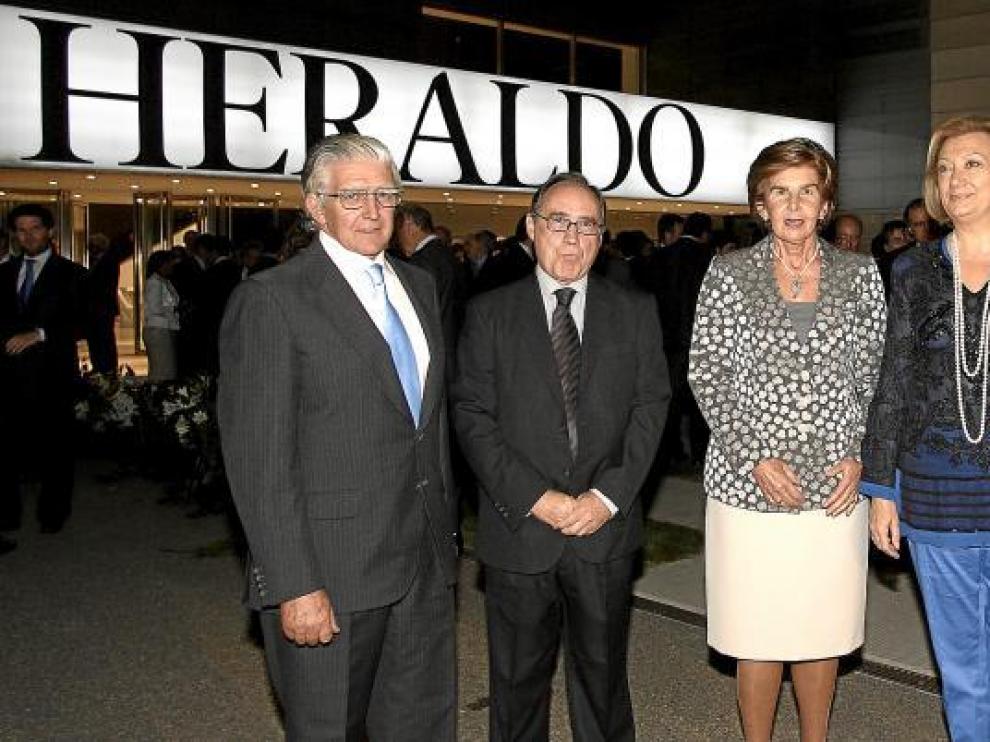 Fernando de Yarza, Carlos Sauras, Pilar de Yarza, Luisa Fernanda Rudi e Iñaki Gabilondo, este martes, en la planta de impresión de HERALDO