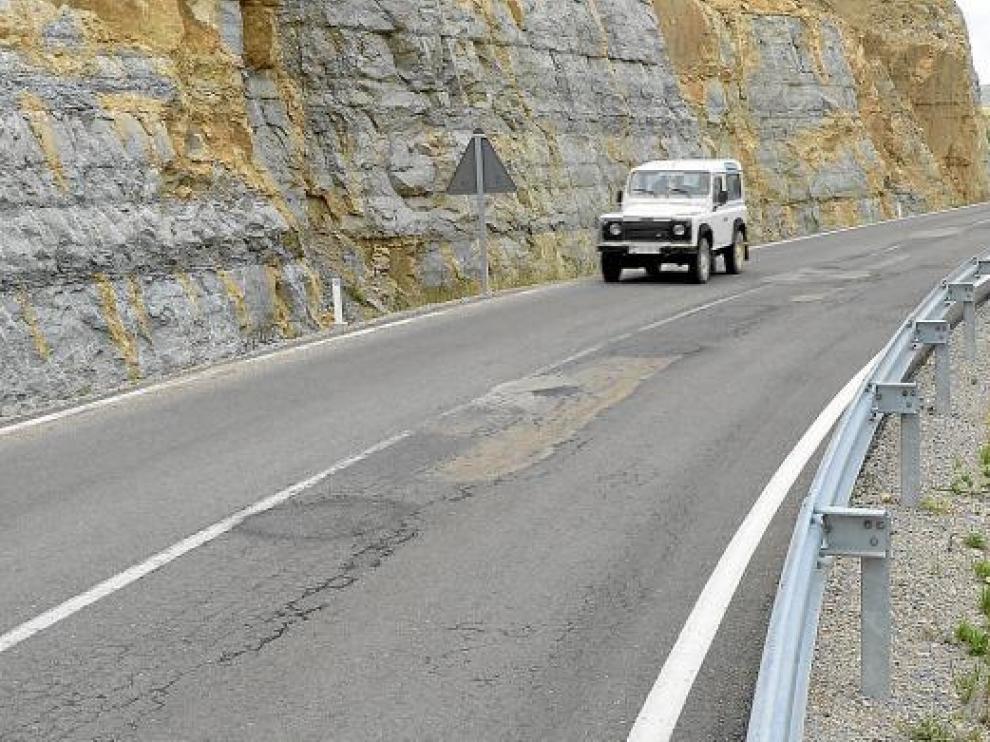 La carretera, en la foto, ha tenido que ser parcheada ya en dos ocasiones.