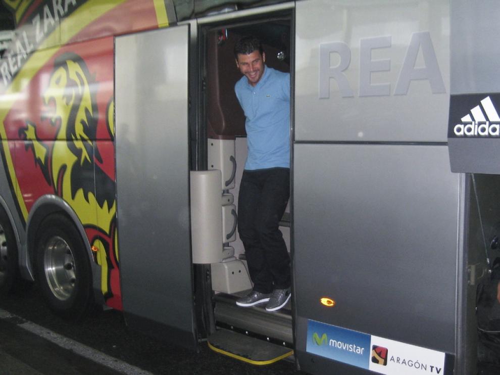 Braulio baja del autobús durante un viaje del Real Zaragoza