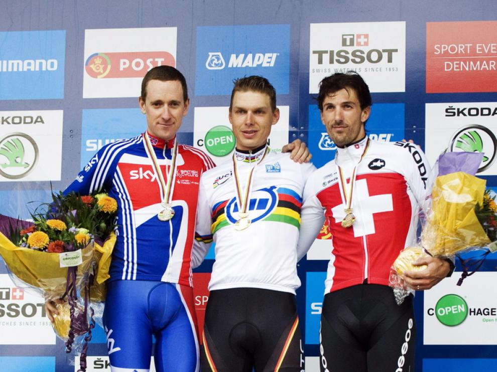 Tony Martin en el centro junto a Wiggins y Cancellara en el podio