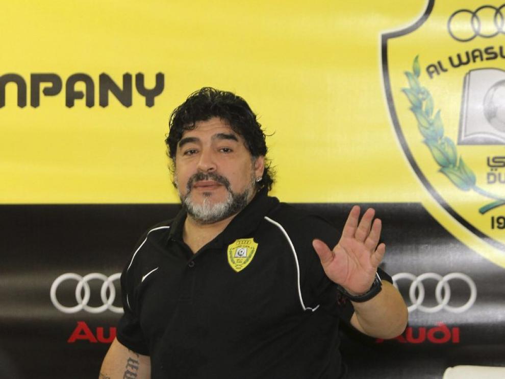 Diego Armando Maradona saluda tras una rueda de prensa