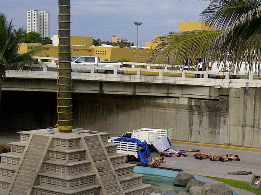 Lugar donde fueron hallados en dos camiones de carga 35 cadáveres abandonados en una avenida de Boca del Río