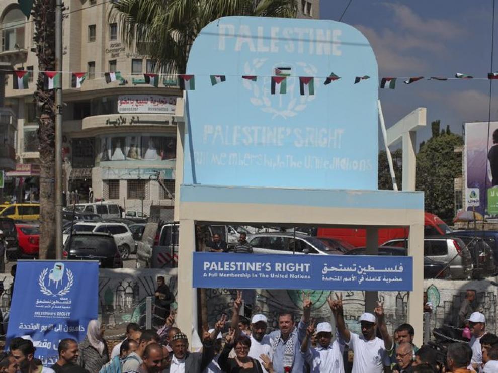 Ciudadanos palestinos portan una silla que representa el reconocimiento del estado palestino como miembro de la ONU