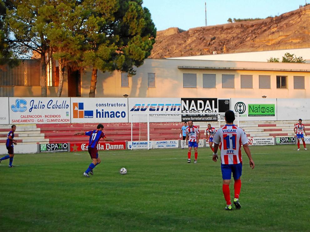 Imagen del partido disputado ayer entre el Atlético de Monzón y el Huesca en el Isidro Calderón.