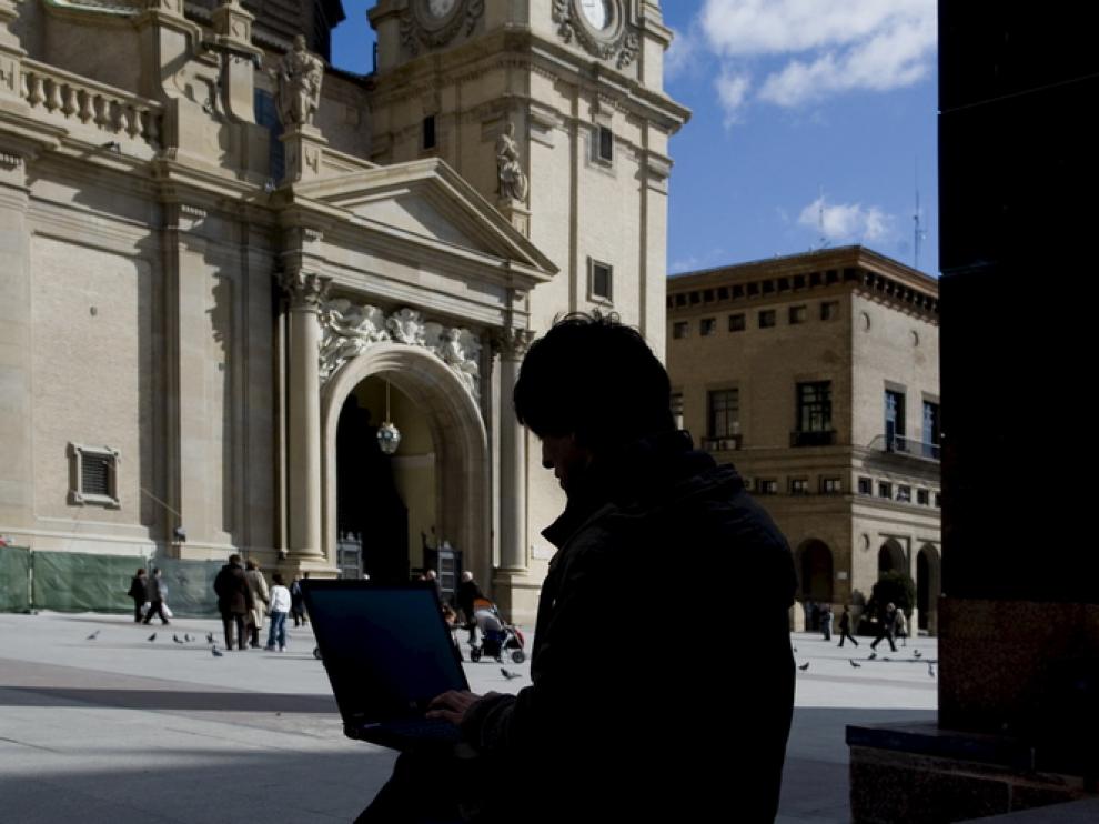 Una persona navega por internet